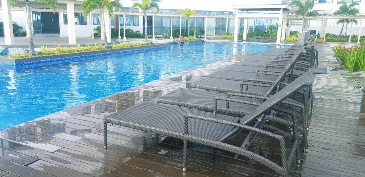 Mactan Newtown - New Modern Condo With Ocean View 막탄 외부 사진